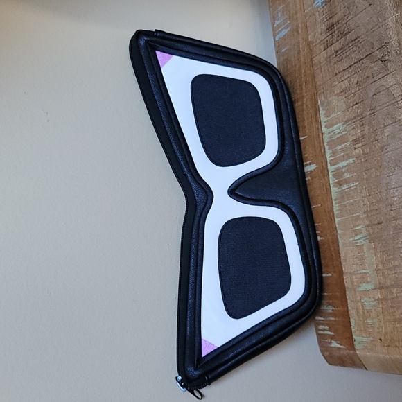 Love Bravery Handbags - NWOT LOVE BRAVERY Sunglasses Clutch - 12x6